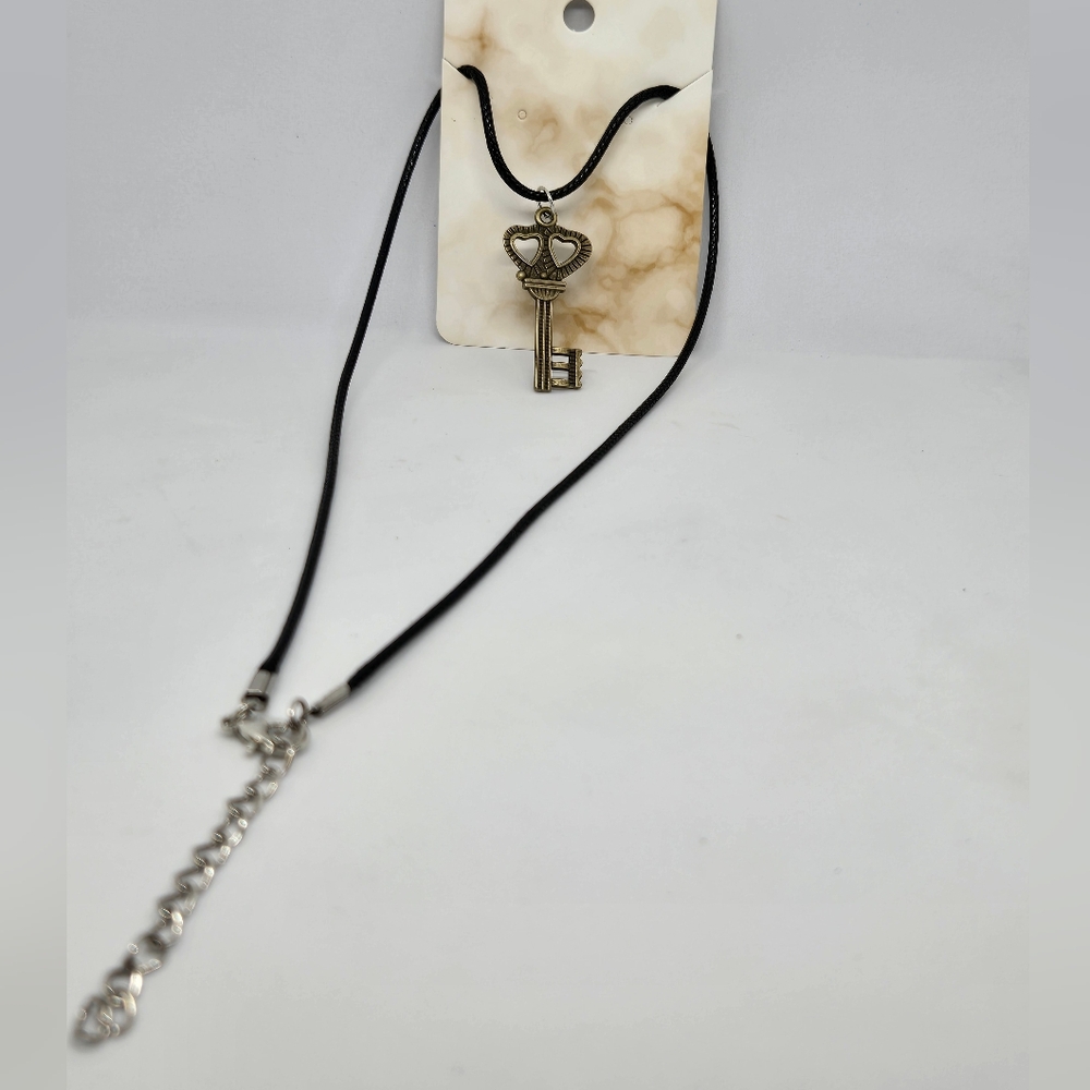 SOLD 🚨KEY PENDANT NECKLACE - Picture 2 of 3